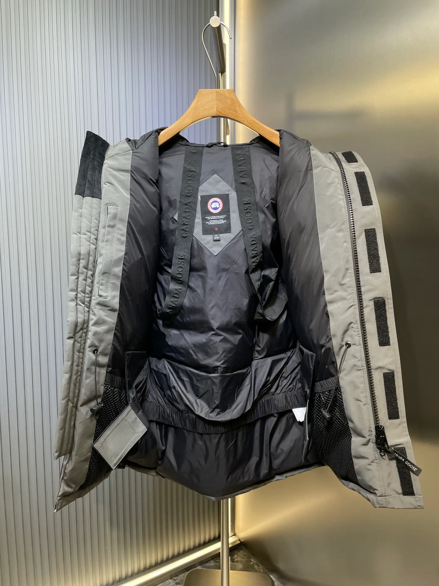 P910 special version 🌟 🇨🇦CANADA GOOES 24 new models 08 models/couple models Factory direct supply: supplying global purchasing agents, micro-business, entities, Tmall, high-end stalls and studio cooperation, free shipping! Canada Goose Expedition Parka 2008 is the same style for men and women. It is mid-length and the most timeless classic. All Arctic and Antarctic scientific expedition teams choose Canada Goose as their cold-proof equipment. It is the Rolls-Royce of down jackets. ➖ Industry-leading anti-counterfeiting chip sensing. ➖ Imported Behringer embroidery machines and customized embroidery labels, the highest level and industry leading. ➖ Imported Korean 21-count polyester-cotton blended original fabric, TC85 waterproof coated fabric, water-repellent, windproof and wear-resistant. ➖ The new national standard 80 white duck down is filled with an average of 520 grams of down. The amount of down filled is industry-leading. ➖ 100% nylon lining with double double-layer sealing design to prevent velvet running, and seamless thread design on the cuffs! ➖ Western Canadian Green Wolf Collar. ➖ Yoshida YKK provides original factory-customized electroplated sliders. YKK two-way lockable zippers are tight and smooth and do not peel off paint. ➖ 3M composite Velcro is durable and the accessories and hardware are all custom-made. Note: Our copywriting is only simple and clear. Instead of bragging about the copywriting, it is better to compare and understand with samples. Only for the purest goose, the most dedicated, the most professional, the highest quality, the highest cost performance!  Size:XS-XXL